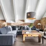 Four-bedroom With A Fireplace In Casa vacanze